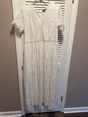 Elegant White Lace Maxi Dress with V-Neck